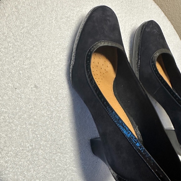 Clarks Artisan Navy Blue Suede Pump Heels, Wingtip toe detail, Size 9.5 New - Picture 3 of 5